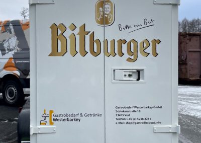 Gastrobedarf Westerbarkey Bitburger Anhaenger hinten